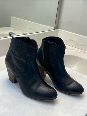 Boden leather ankles boot, size 9 good condition good bottom clean interior